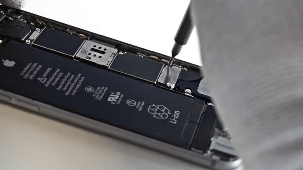 Akkumulátor vezetékét védő fedél csavarjainak eltávolítása