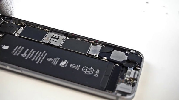 Az akkumulátor vezetékét védő fedél eltávolítása