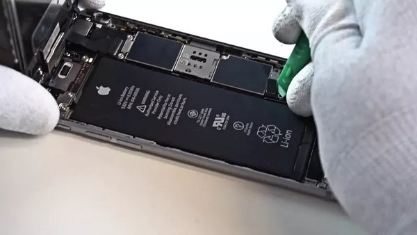 Akkumulátor csatlakozó lecsatolása