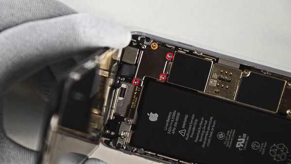 Az LCD vezetékeit védő fedél csavarjainak eltávolítása