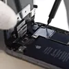 Az LCD vezetékeit védő fedél csavarjainak eltávolítása #2
