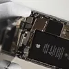 Az LCD vezetékeit védő fedél csavarjainak eltávolítása #3