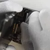 Az LCD vezetékeit védő fedél eltávolítása #1