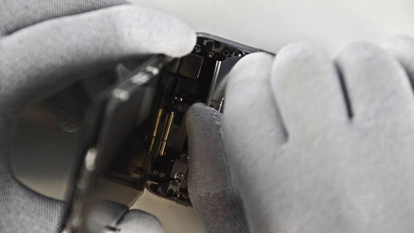 Az LCD vezetékeit védő fedél eltávolítása