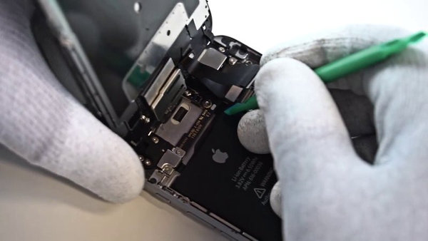 Érintőüveg kábelének lecsatolása