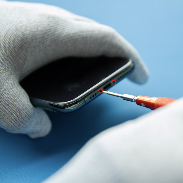 A pentalobe csavarok eltávolítása