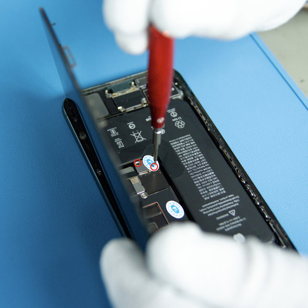 Az akkumulátor csatlakozó fedelének eltávolítása