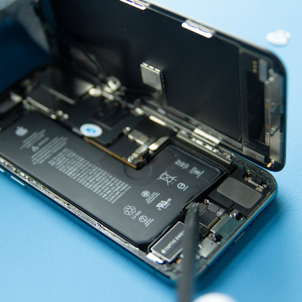 Az akkumulátor alsó csatlakozójának lecsatlakoztatása