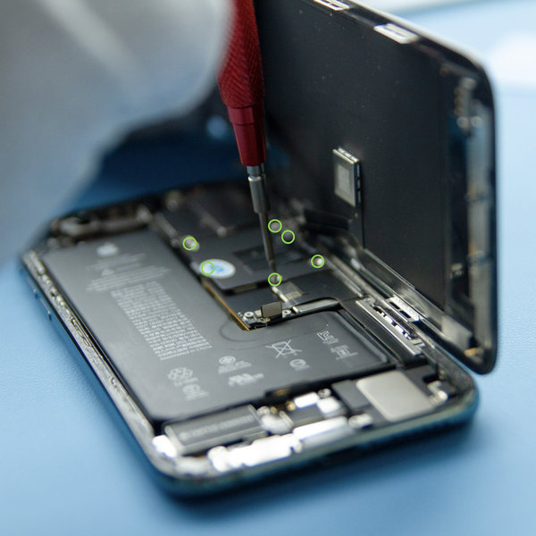 Az alaplap fedelének eltávolítása