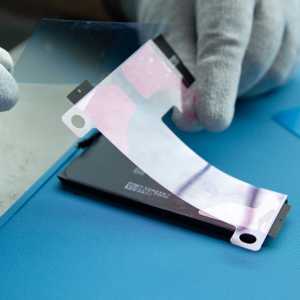 Új ragasztószalag ragasztása az új akkumulátorra