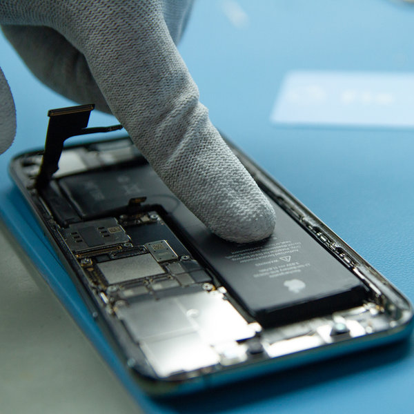 Az új akkumulátor behelyezése