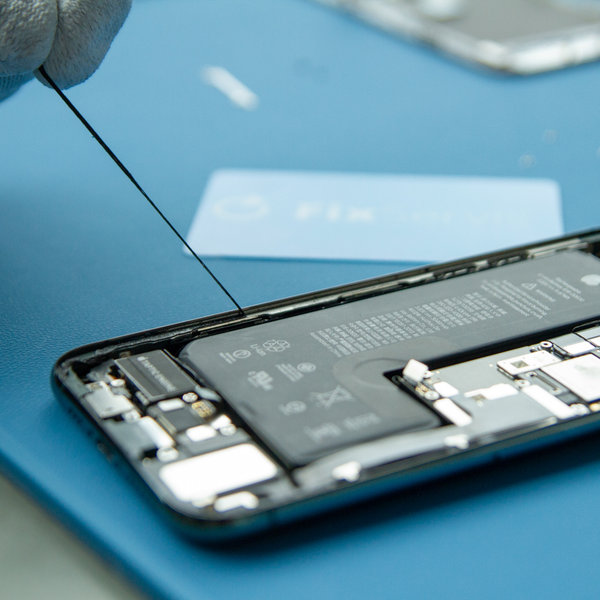 Távolítsa el a régi ragasztót az iPhone szélei mentén