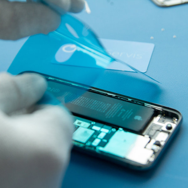 Új ragasztó ragasztása az iPhone szélei körül