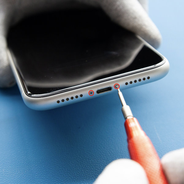 A pentalobe csavarok eltávolítása