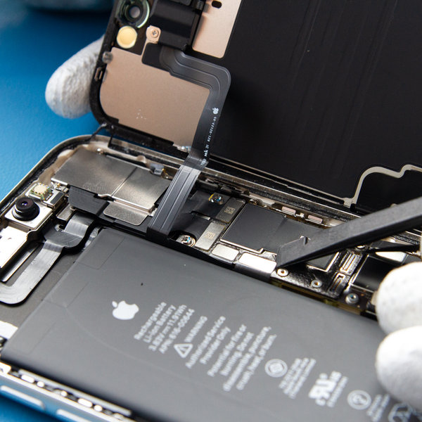 Válassza le az elülső érzékelő csatlakozóját