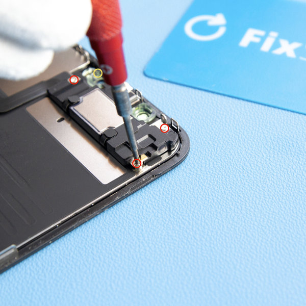 Az elülső egység lecsavarozása