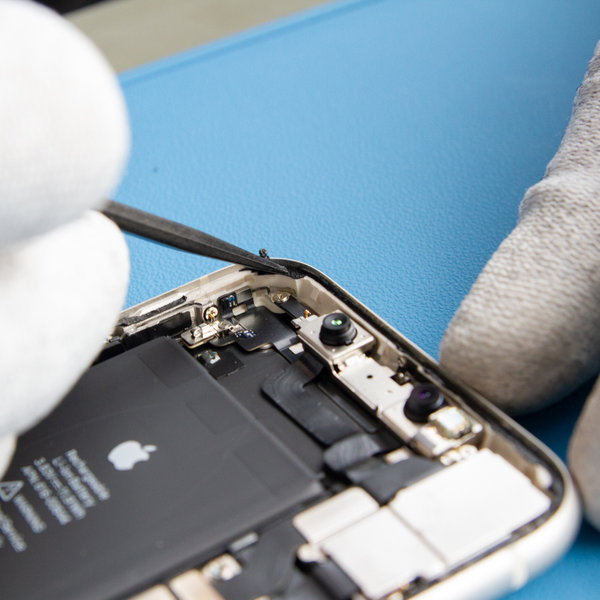 Távolítsa el a régi ragasztót az iPhone szélei mentén