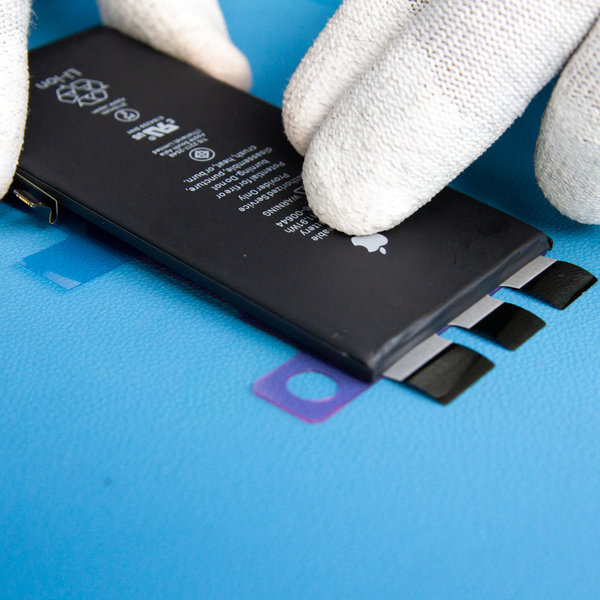 Új ragasztószalag ragasztása az új akkumulátorra