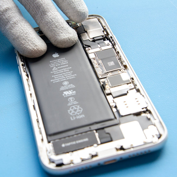 Az új akkumulátor behelyezése