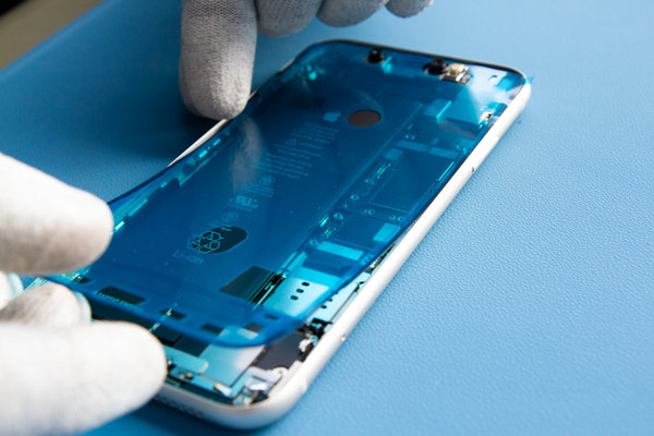 Új ragasztó ragasztása az iPhone szélei körül