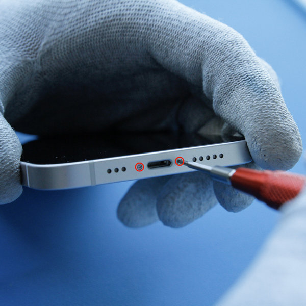 A pentalobe csavarok eltávolítása