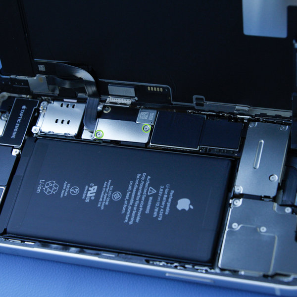 Az akkumulátor és kijelző csatlakozó fedelének eltávolítása