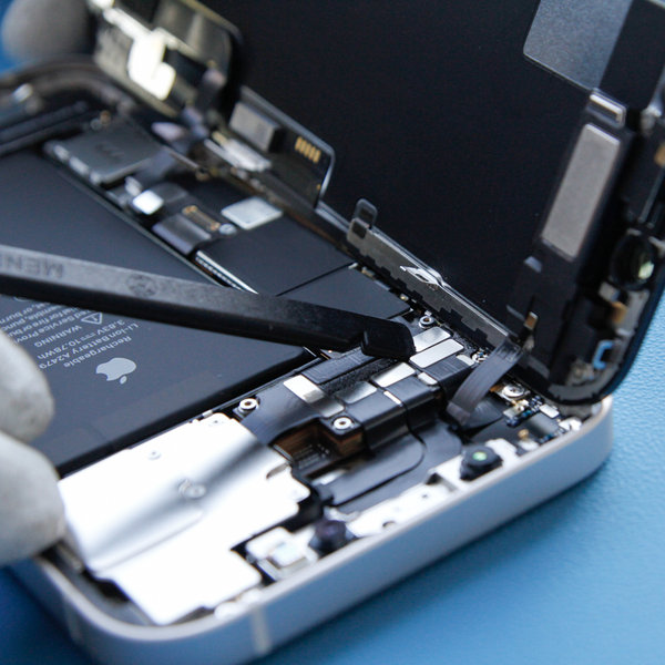 Válassza le az elülső érzékelő csatlakozóját