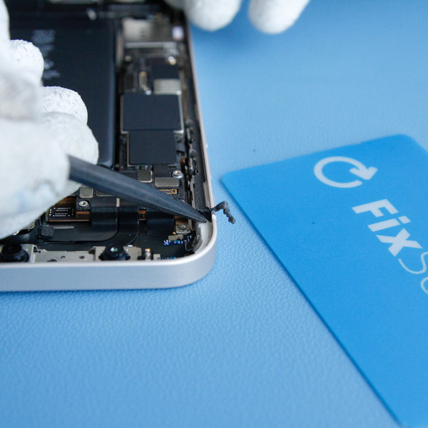 Távolítsa el a régi ragasztót az iPhone szélei mentén