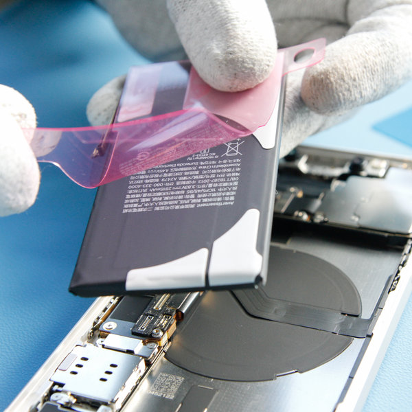 Új ragasztószalag ragasztása az új akkumulátorra