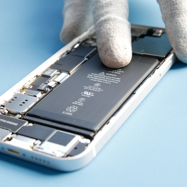 Az új akkumulátor behelyezése