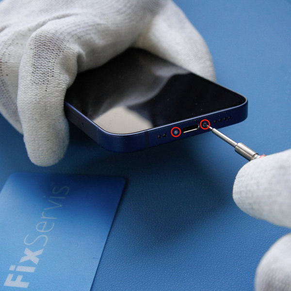 A pentalobe csavarok eltávolítása