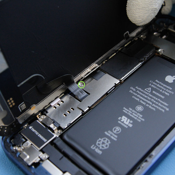 Az akkumulátor és kijelző csatlakozó fedelének eltávolítása