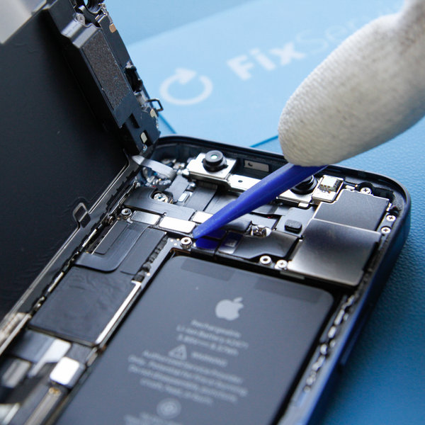 Válassza le az elülső érzékelő csatlakozóját