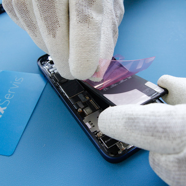 Új ragasztószalag ragasztása az új akkumulátorra