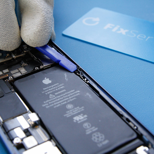 Távolítsa el a régi ragasztót az iPhone szélei mentén