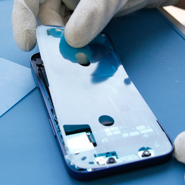 Új ragasztó ragasztása az iPhone szélei körül