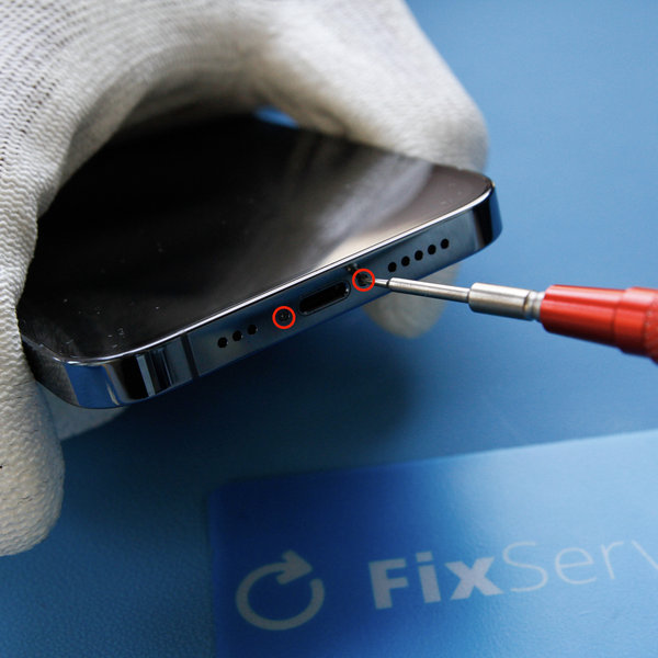 A pentalobe csavarok eltávolítása