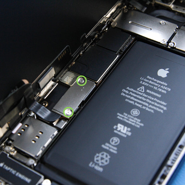 Az akkumulátor és kijelző csatlakozó fedelének eltávolítása