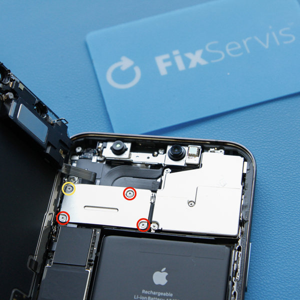 Távolítsa el az elülső érzékelő csatlakozójának fedelét