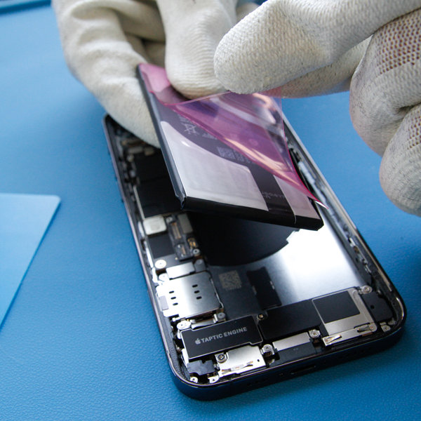 Új ragasztószalag ragasztása az új akkumulátorra