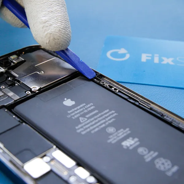 Távolítsa el a régi ragasztót az iPhone szélei mentén