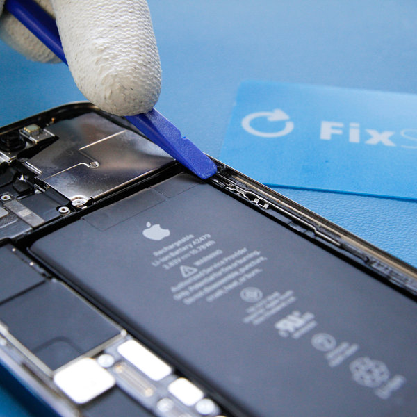 Távolítsa el a régi ragasztót az iPhone szélei mentén