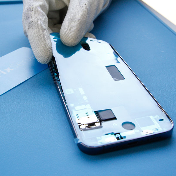 Új ragasztó ragasztása az iPhone szélei körül