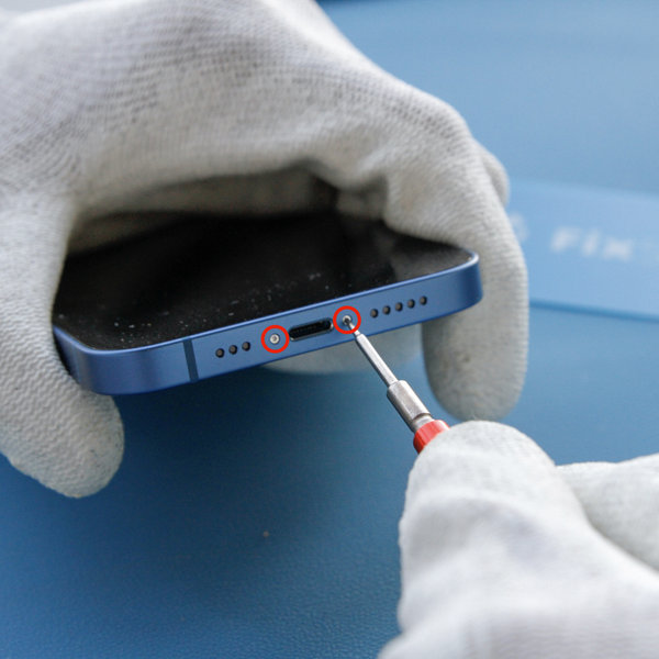 A pentalobe csavarok eltávolítása