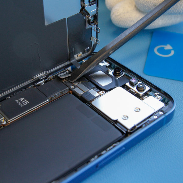 Válassza le az elülső érzékelő csatlakozóját