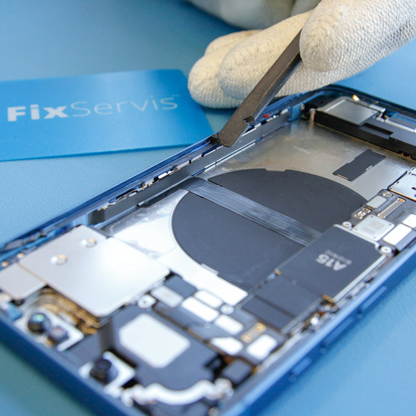 Távolítsa el a régi ragasztót az iPhone szélei mentén