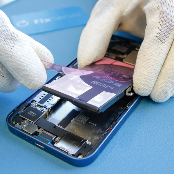 Új ragasztószalag ragasztása az új akkumulátorra