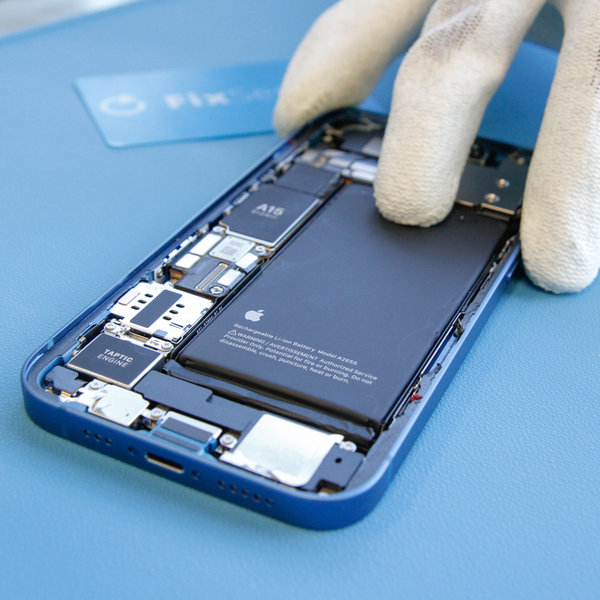 Az új akkumulátor behelyezése