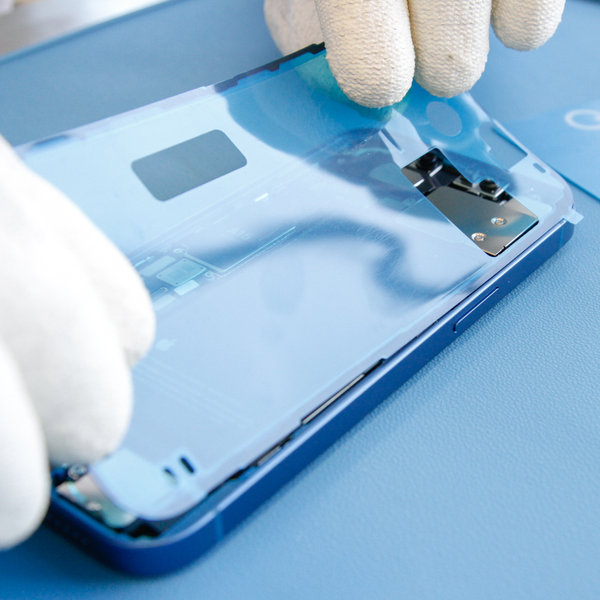 Új ragasztó ragasztása az iPhone szélei körül