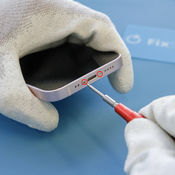 A pentalobe csavarok eltávolítása